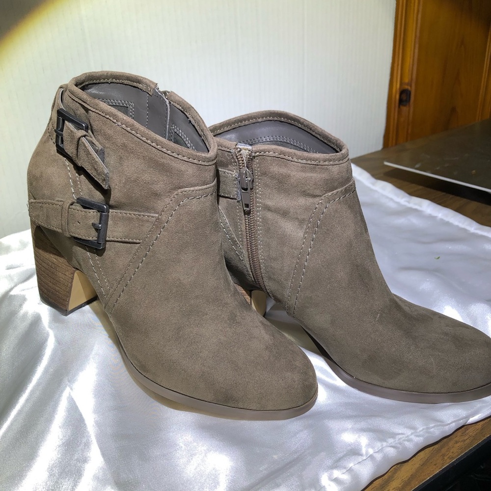 Crown Vintage 9 1/2 M Brown Karissa Booties side zips and 3” heel.